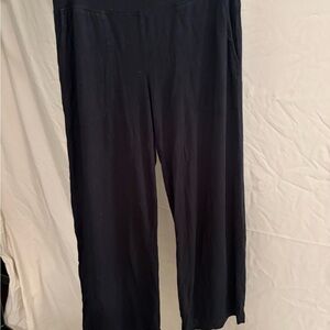 Soma Cropped lounge Pants in Black